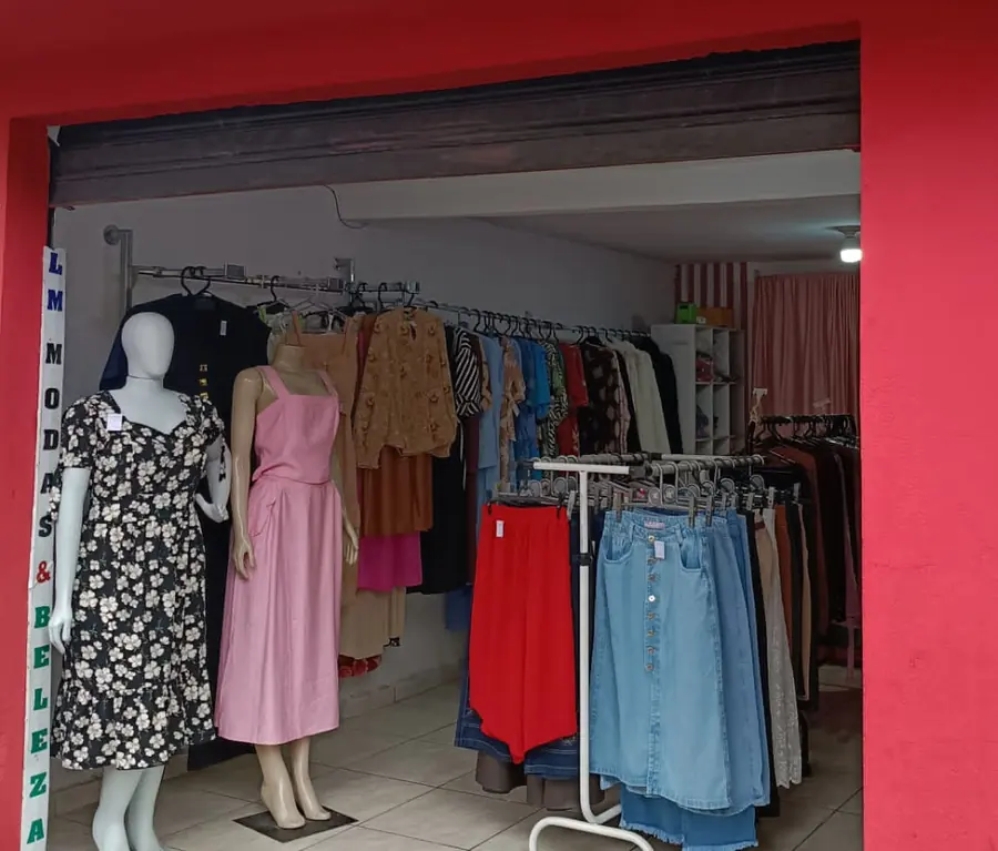 Entrada da loja da Av. Dom Pedro de Alcântara, com manequins, vestidos e saias jeans