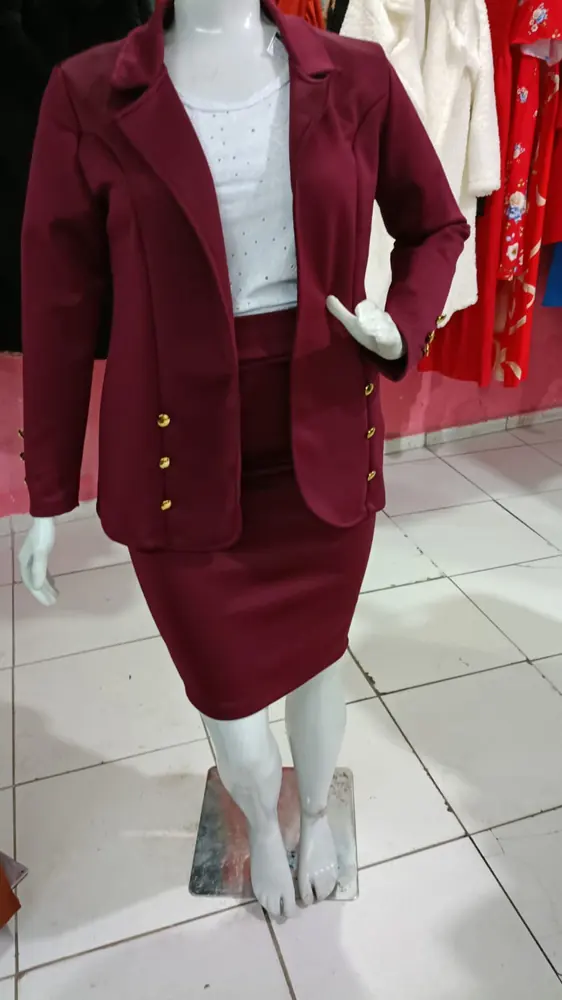 Manequim com conjunto de saia e blazer bordô