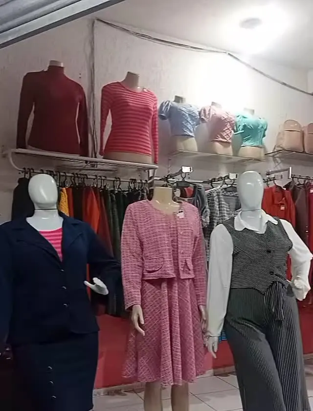 Manequins com blazers e conjuntos de inverno