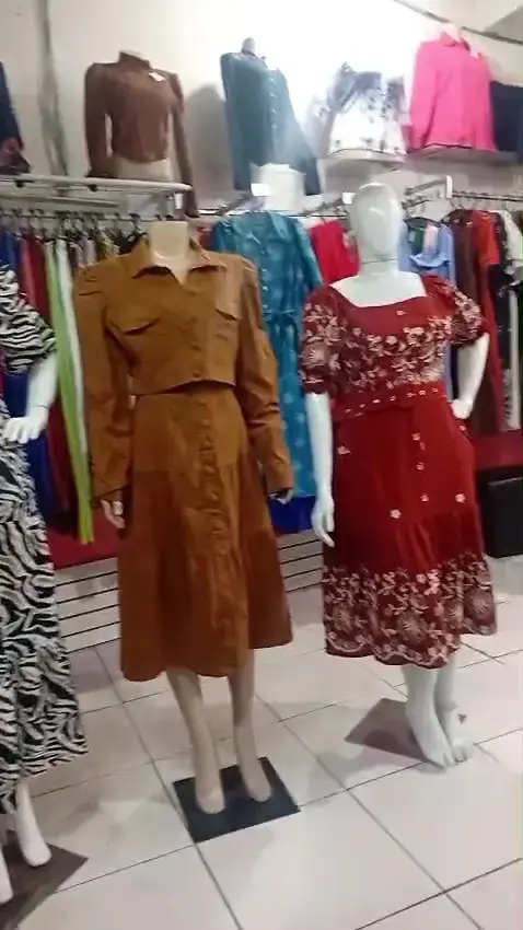 Manequins com vestidos e conjunto dentro da loja