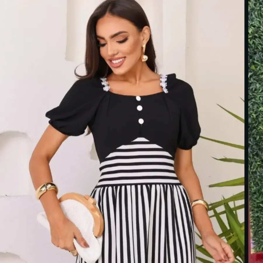 Vestido preto com saia listrada